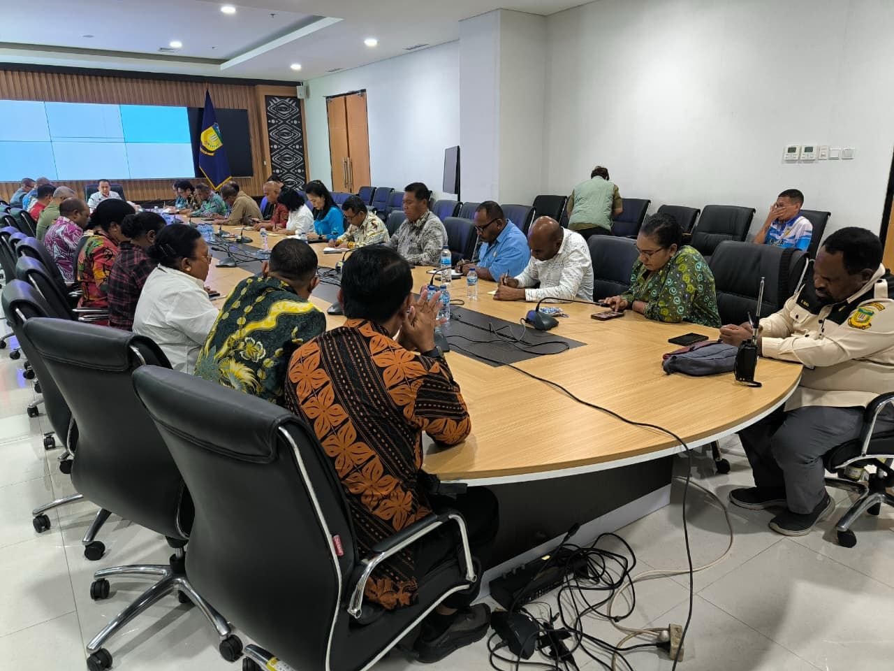 Disperindagkop Tolikara Salurkan Bantuan Modal kepada 9 Koperasi
